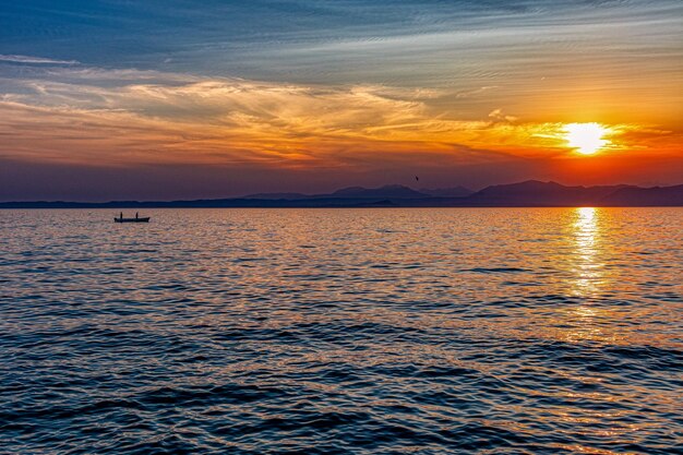 Foto horário de ouro perto da beira do lago bardolino