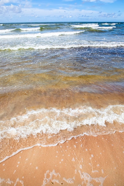 Horário de verão no mar frio do Báltico em tempo ensolarado