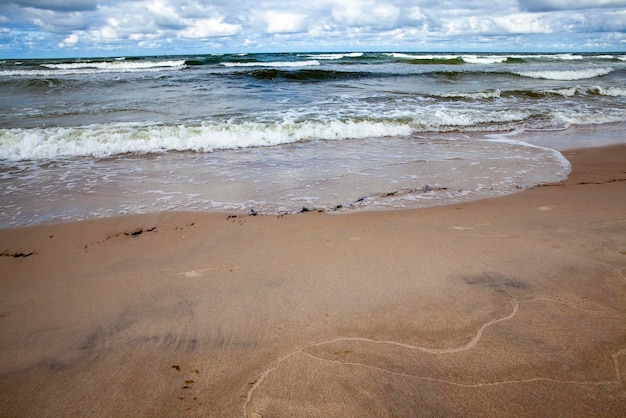 Horário de verão no mar frio do Báltico em tempo ensolarado