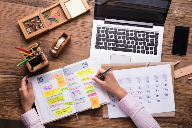 Horario de escritura de empresaria en el diario calendario