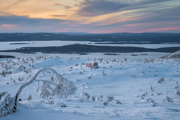 Horario de invierno. Cabañas en invierno por la noche. Dubldom en la montaña Volodyanaya Kandalaksha, región de Murmansk en Rusia.