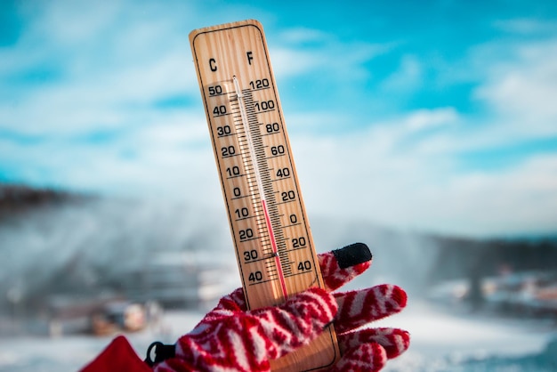 Horario de invierno. El termómetro en la nieve muestra las bajas temperaturas en grados Celsius o Fahrenheit.