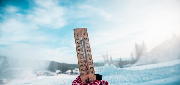 Horario de invierno. El termómetro en la nieve muestra las bajas temperaturas en grados Celsius o Fahrenheit.