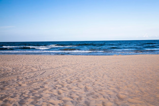 Horario de verano en el frío mar Báltico en un clima soleado