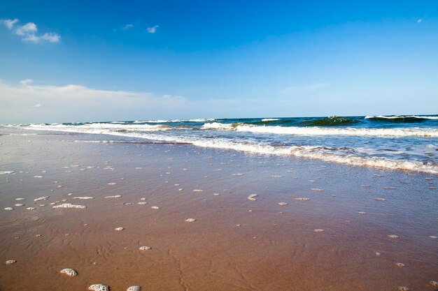 Horario de verano en el frío mar Báltico en un clima soleado