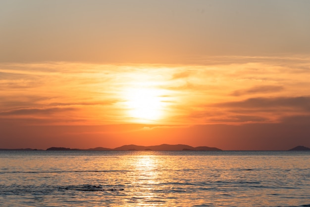 Foto horas de ouro, belo pôr do sol sobre o mar