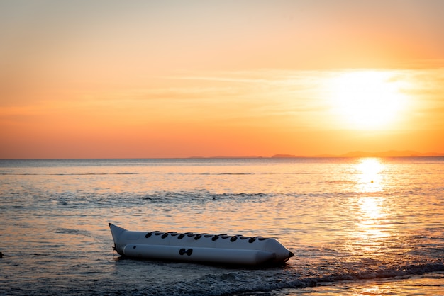 Foto horas doradas, hermosa puesta de sol sobre el mar