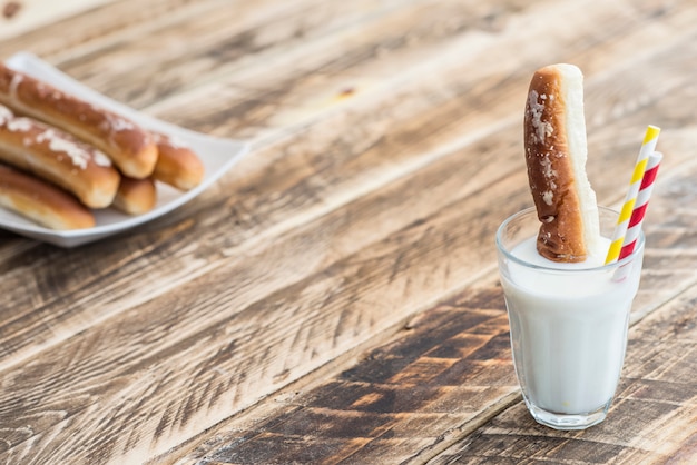 Horchata y fartons postre típico de españa