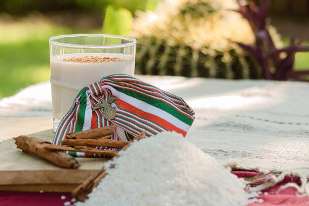 Horchata-Wasser Traditionelles süßes Wasser aus Mexiko mit Reis und Zimt