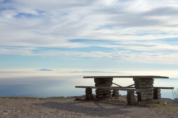 Horizon paisaje con nubes y banco en primer plano