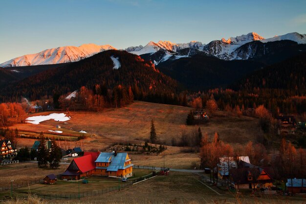 Horizont der verschneiten Berglandschaft