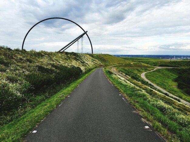 Foto horizont-observatorium auf dem feld auf der straße gegen bewölkten himmel