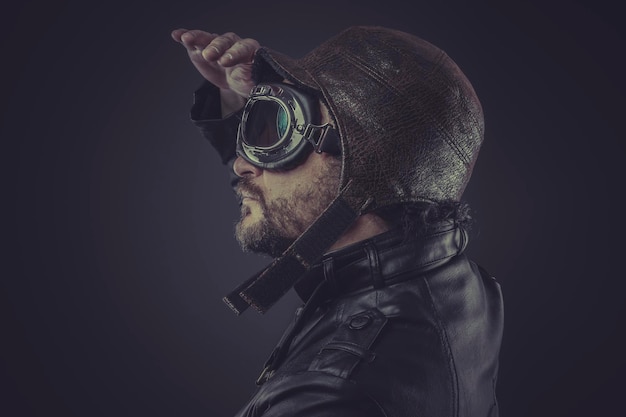 Horizont, Pilot mit Lederkappe und Schutzbrille im Vintage-Stil