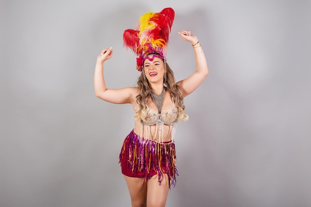 Horizontal halber Körper schoss schöne Brasilianerin in Karnevalskleidung beim Tanzen