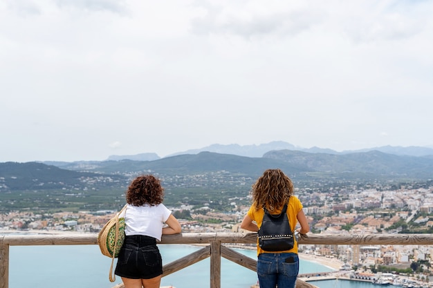 Horizontale Ansicht von nicht erkennbaren Freundinnen auf dem Berg in Javea. Urlaub Reisekonzept.