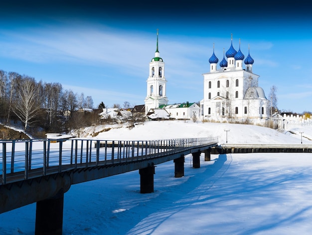 Horizontale Brücke zum orthodoxen Wintertempelhintergrund