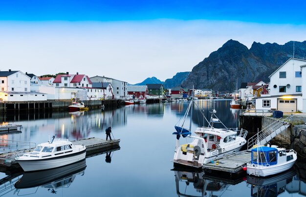 Horizontale lebendige Norwegen Stadt Berg Kai Reflexionen Lichter Hintergrund backgroundv