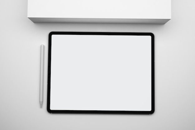 Horizontale Vorderseite der Tablette im weißen Hintergrund