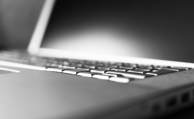 Horizontaler schwarz-weißer Laptop-Tastatur-Bokeh-Hintergrund