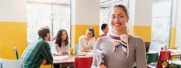 Foto horizontales banner oder header attraktive junge frau, die lächelnd in die kamera schaut holding tablet