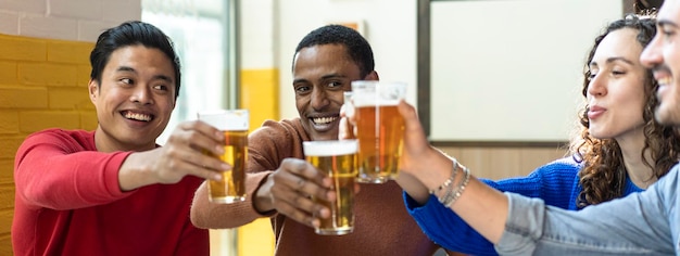 Horizontales Banner oder Header mit multiethnischen Freunden, die am Wochenende Bier im Brauerei-Bar-Restaurant trinken Freundschaftskonzept mit jungen Leuten, die gemeinsam Spaß haben Konzentrieren Sie sich auf den Menschen im Nahen Osten