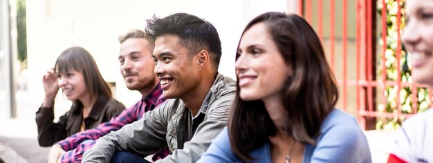 Foto horizontales banner oder vorlage mit multikulturellen menschen gruppe ohne smartphone im hinterhof der universität, glückliche millennial-freunde, die zusammen spaß haben und auf der straße sitzen