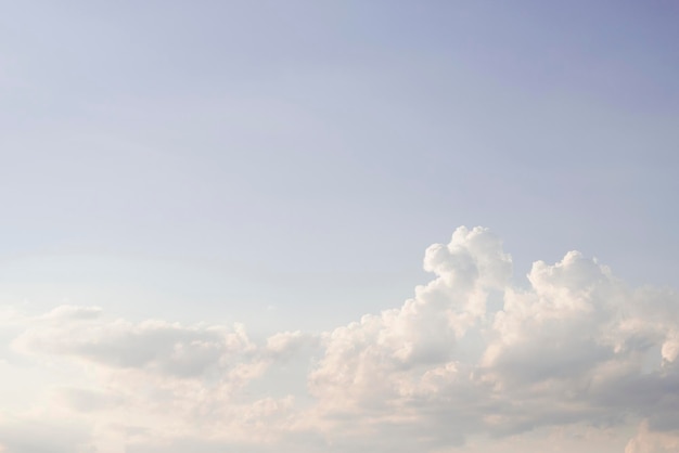 horizontales Bild mit blauem Himmel und Abendwolken