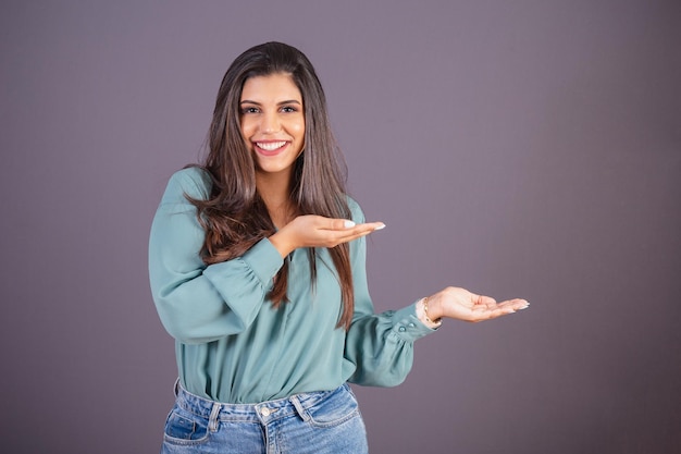 Horizontales Foto Schöne Brasilianerin mit Freizeitkleidung Jeans und grünem Hemd mit Werbung auf der rechten Seite