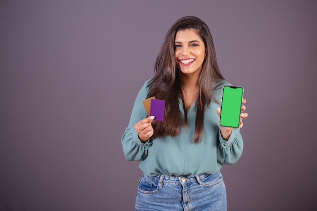 Horizontales Foto Schöne Brasilianerin mit Freizeitkleidung Jeans und grünem Hemd Smartphone mit grünem Bildschirm und Karten