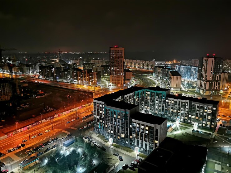 Horizontales Nacht-Ponarama auf dem Dorf Novaya Borovaya unter der Stadt Minsk