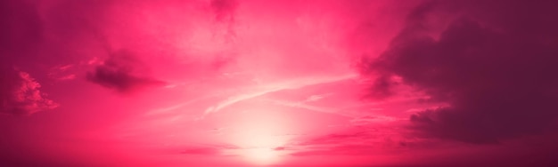 Horizontales Panorama eines dramatisch leuchtenden bewölkten Himmels bei Sonnenuntergang in der trendigen Viva-Magenta-Farbe Himmelstruktur Abstrakter Naturhintergrund