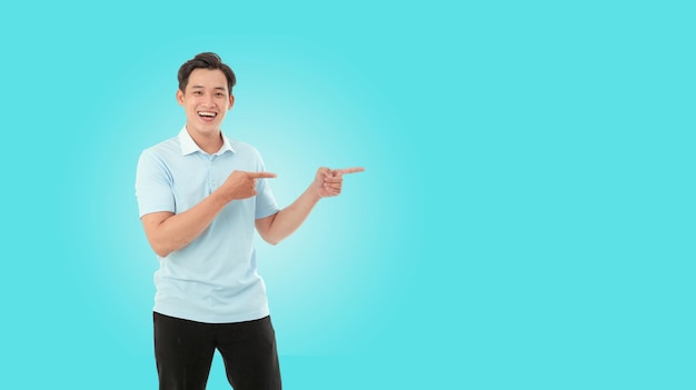 Horizontales Porträtbild eines glücklichen jungen Mannes im Studio über hellblauem Hintergrund