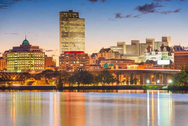 Foto el horizonte de albany, nueva york, ee.uu. en el río hudson