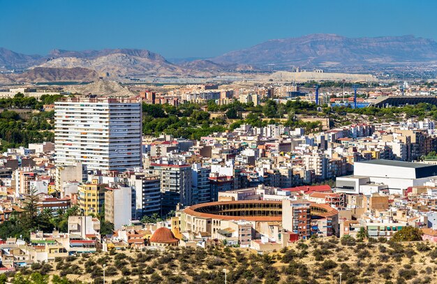 Horizonte de Alicante desde el Castillo de Santa Bárbara en España.