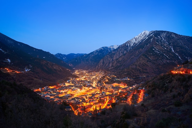 Horizonte de Andorra la Vella al atardecer Pirineos