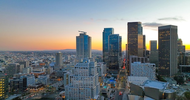 Horizonte de los angeles y rascacielos centro de los angeles vista aérea centro de negocios de la ciudad dow