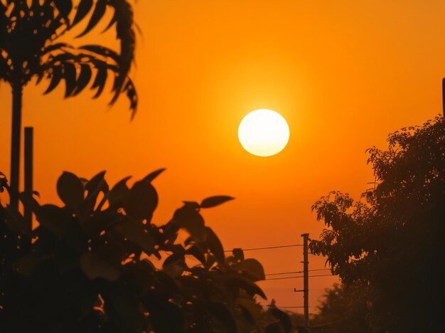 horizonte antigo lindo pôr do sol céu sobre a cidade em amarelo dourado