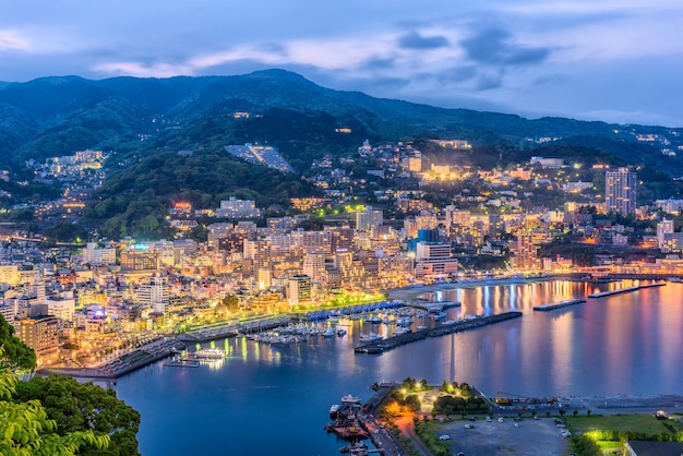 Foto el horizonte de atami shizuoka japón en la bahía de sagami