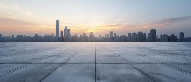 El horizonte del atardecer y el Panorama de la Plaza Urbana vacía