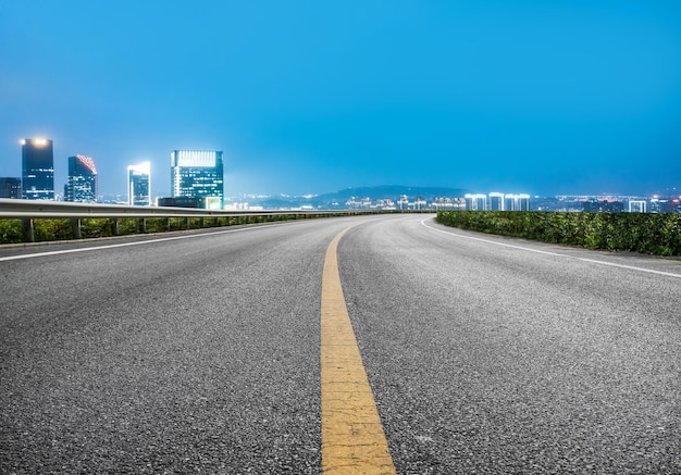 Horizonte de la autopista y edificios modernos del distrito financiero