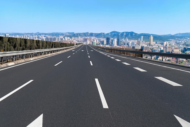 Horizonte de la autopista y edificios modernos del distrito financiero