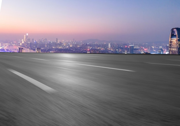 Horizonte de la autopista y edificios modernos del distrito financiero