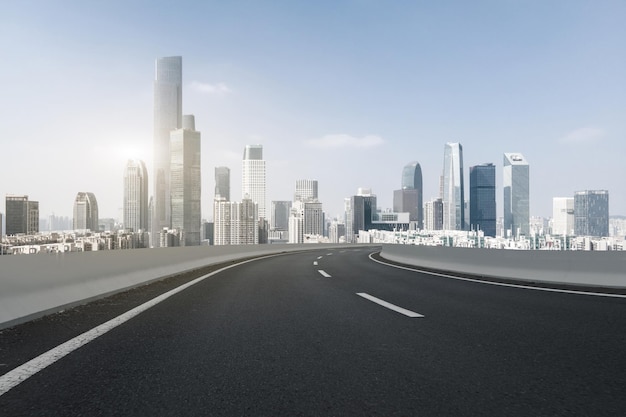 Horizonte de la autopista y edificios modernos del distrito financiero