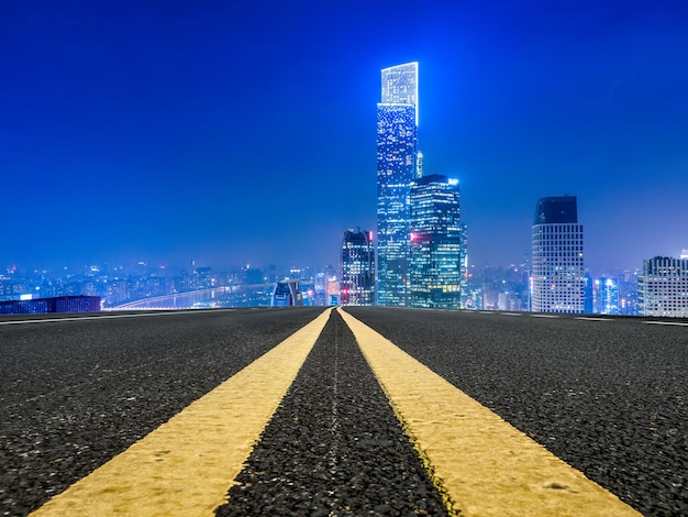 Horizonte de la autopista y edificios modernos del distrito financiero