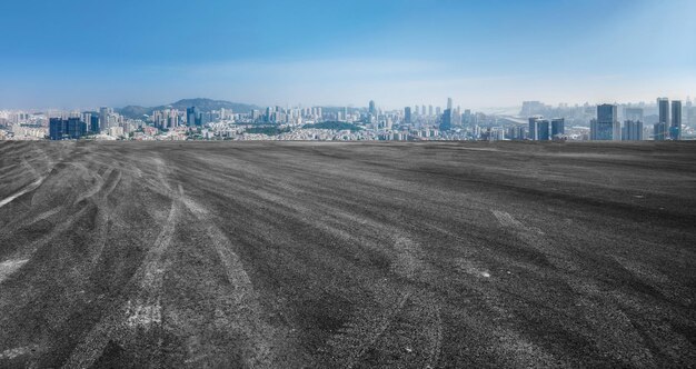 Horizonte de la autopista y edificios modernos del distrito financiero