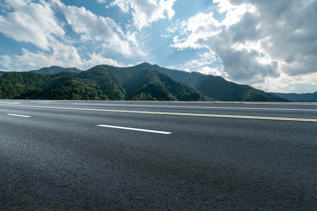 Foto horizonte de la autopista mountain forest