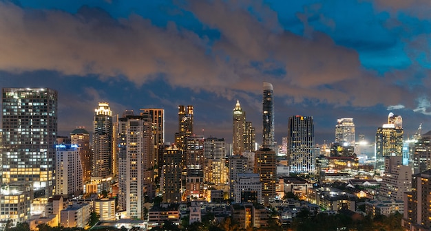 Horizonte de bangkok del paisaje urbano en la noche, tailandia.