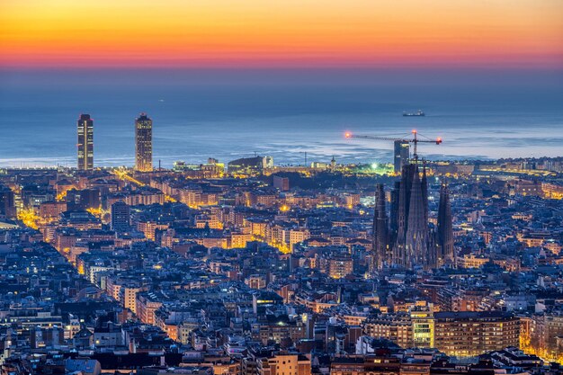 Foto el horizonte de barcelona con la famosa sagrada familia antes del amanecer