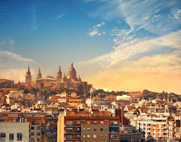 Foto horizonte de barcelona con el museo nacional (museo de arte de catalunya) en la puesta de sol