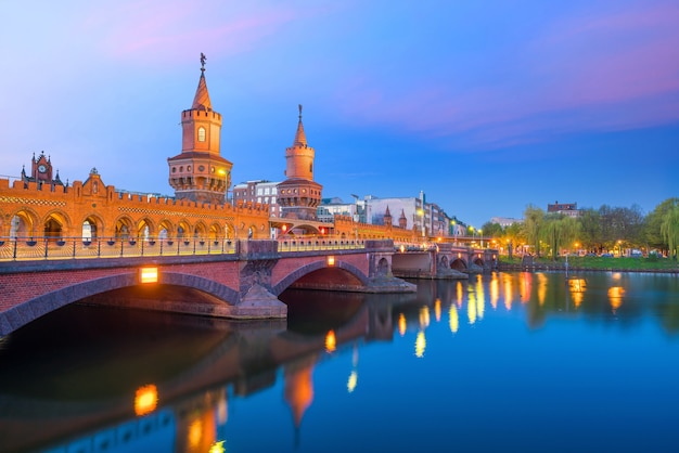 Horizonte de Berlín con el puente Oberbaum y el río Spree, al amanecer, Alemania